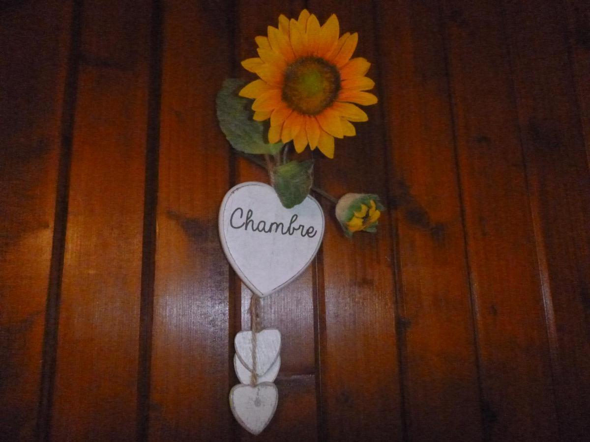 Montembœuf La Maison Des Fleurs מראה חיצוני תמונה