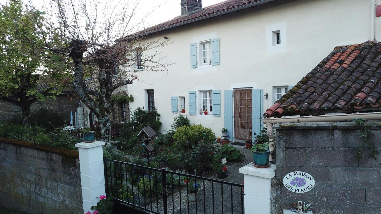 Montembœuf La Maison Des Fleurs מראה חיצוני תמונה