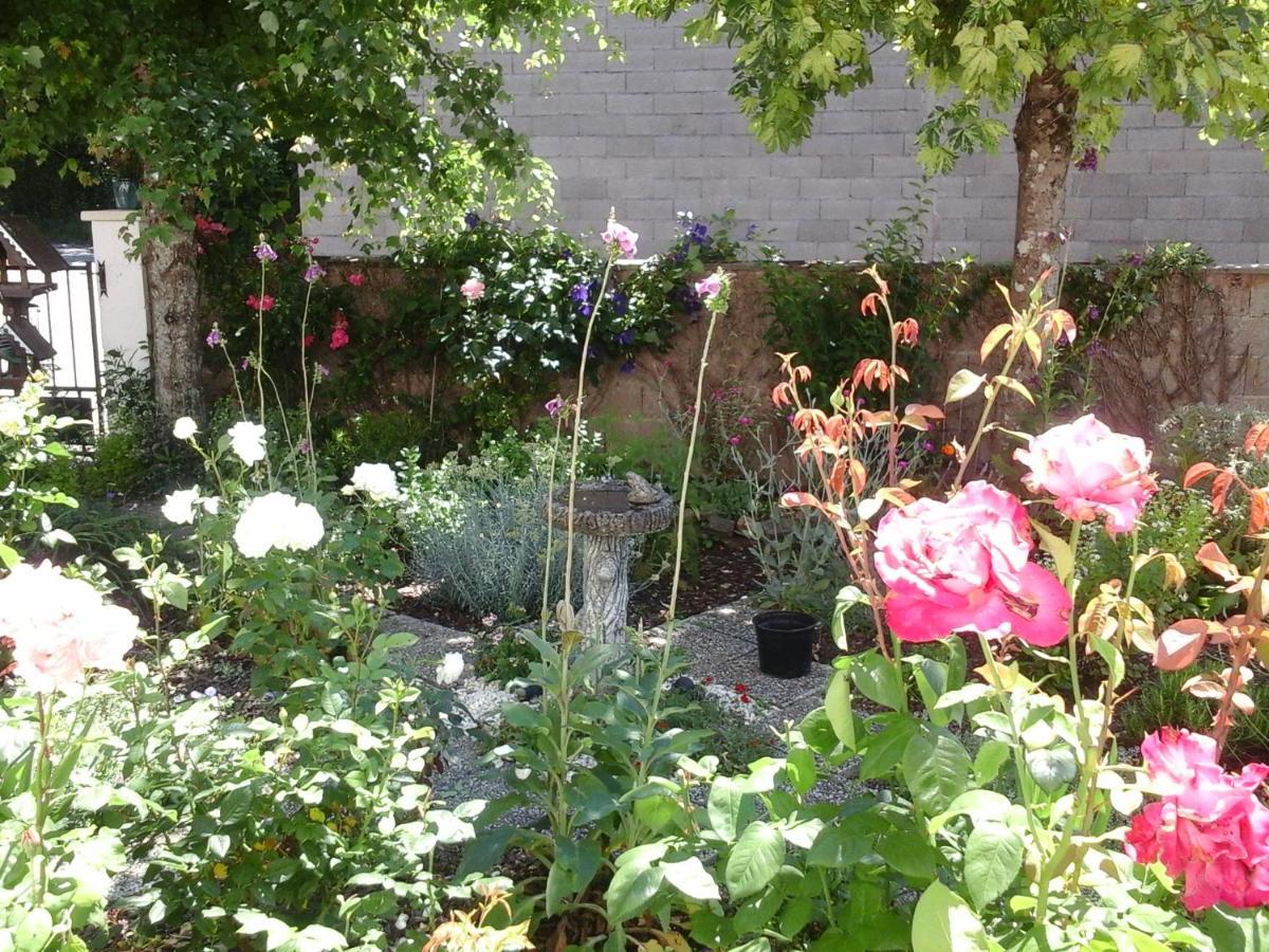 Montembœuf La Maison Des Fleurs מראה חיצוני תמונה