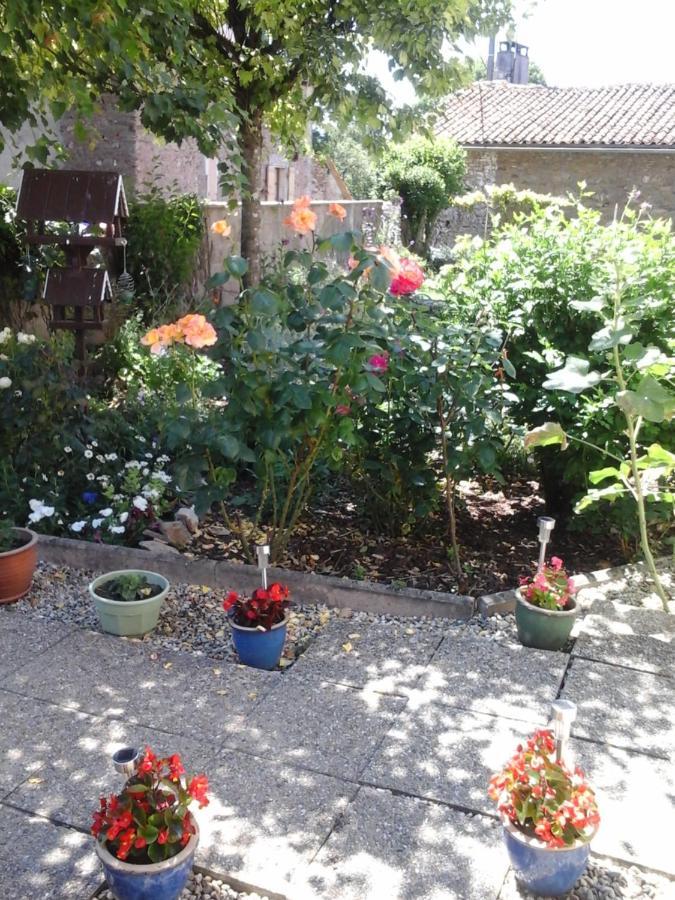 Montembœuf La Maison Des Fleurs מראה חיצוני תמונה