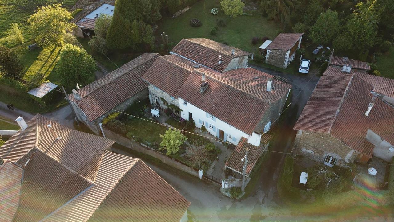 Montembœuf La Maison Des Fleurs מראה חיצוני תמונה