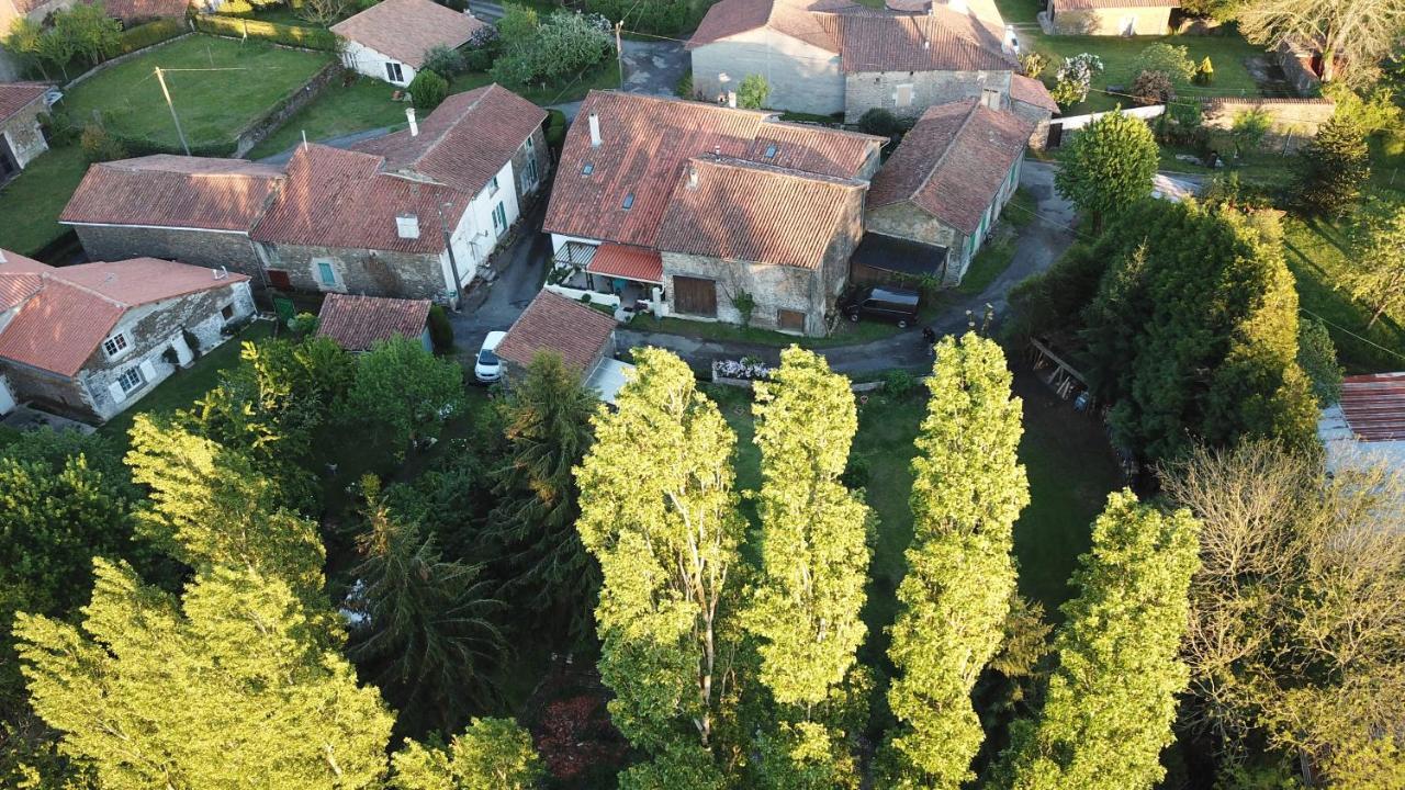Montembœuf La Maison Des Fleurs מראה חיצוני תמונה