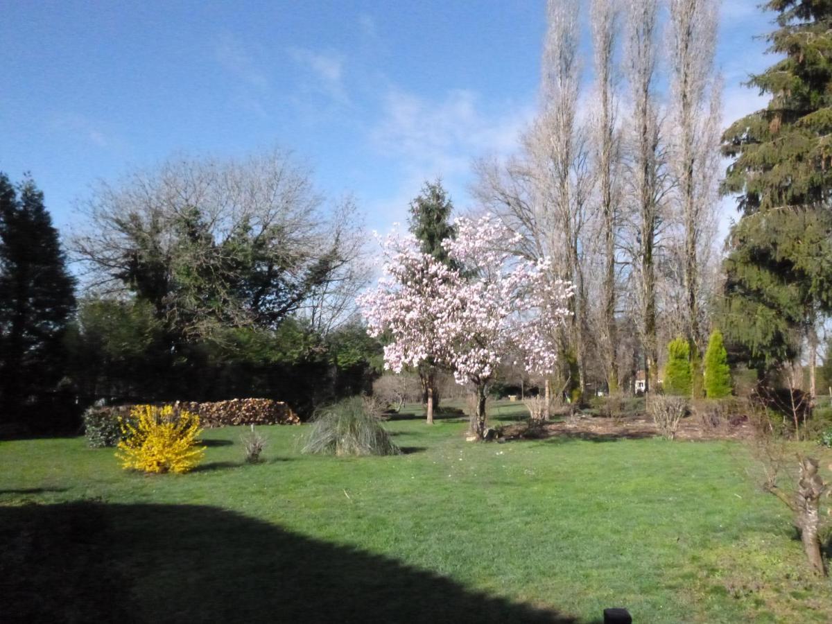Montembœuf La Maison Des Fleurs מראה חיצוני תמונה