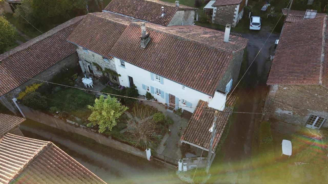 Montembœuf La Maison Des Fleurs מראה חיצוני תמונה