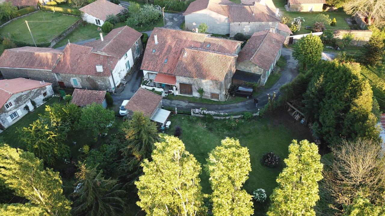 Montembœuf La Maison Des Fleurs מראה חיצוני תמונה