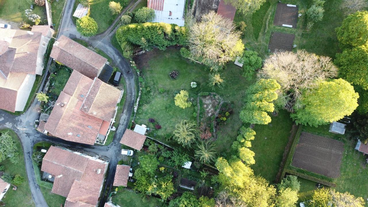 Montembœuf La Maison Des Fleurs מראה חיצוני תמונה