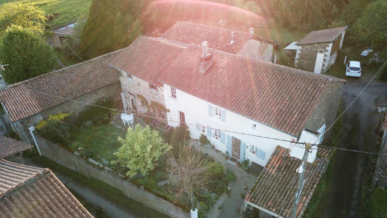 Montembœuf La Maison Des Fleurs מראה חיצוני תמונה