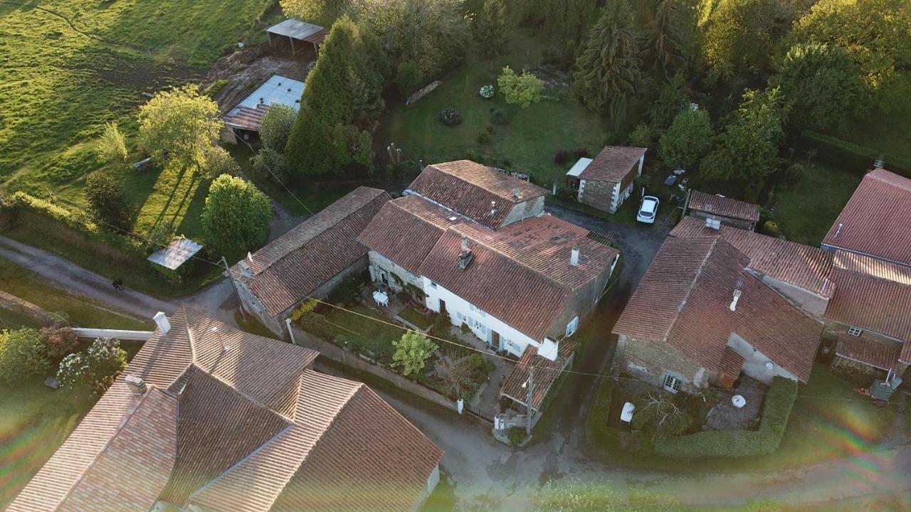 Montembœuf La Maison Des Fleurs מראה חיצוני תמונה