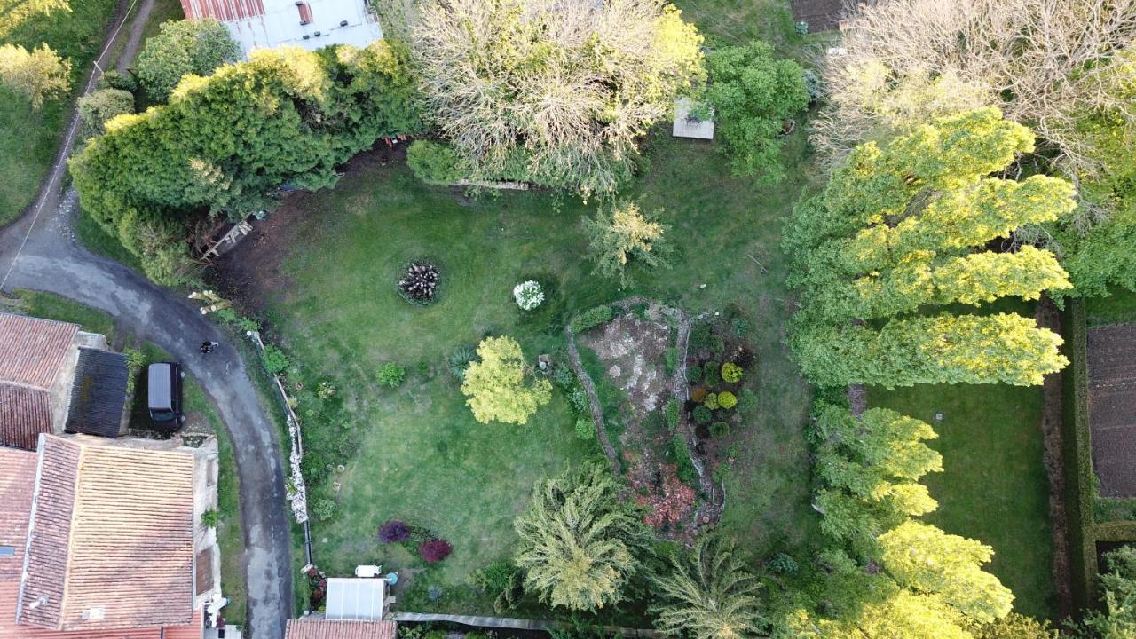 Montembœuf La Maison Des Fleurs מראה חיצוני תמונה