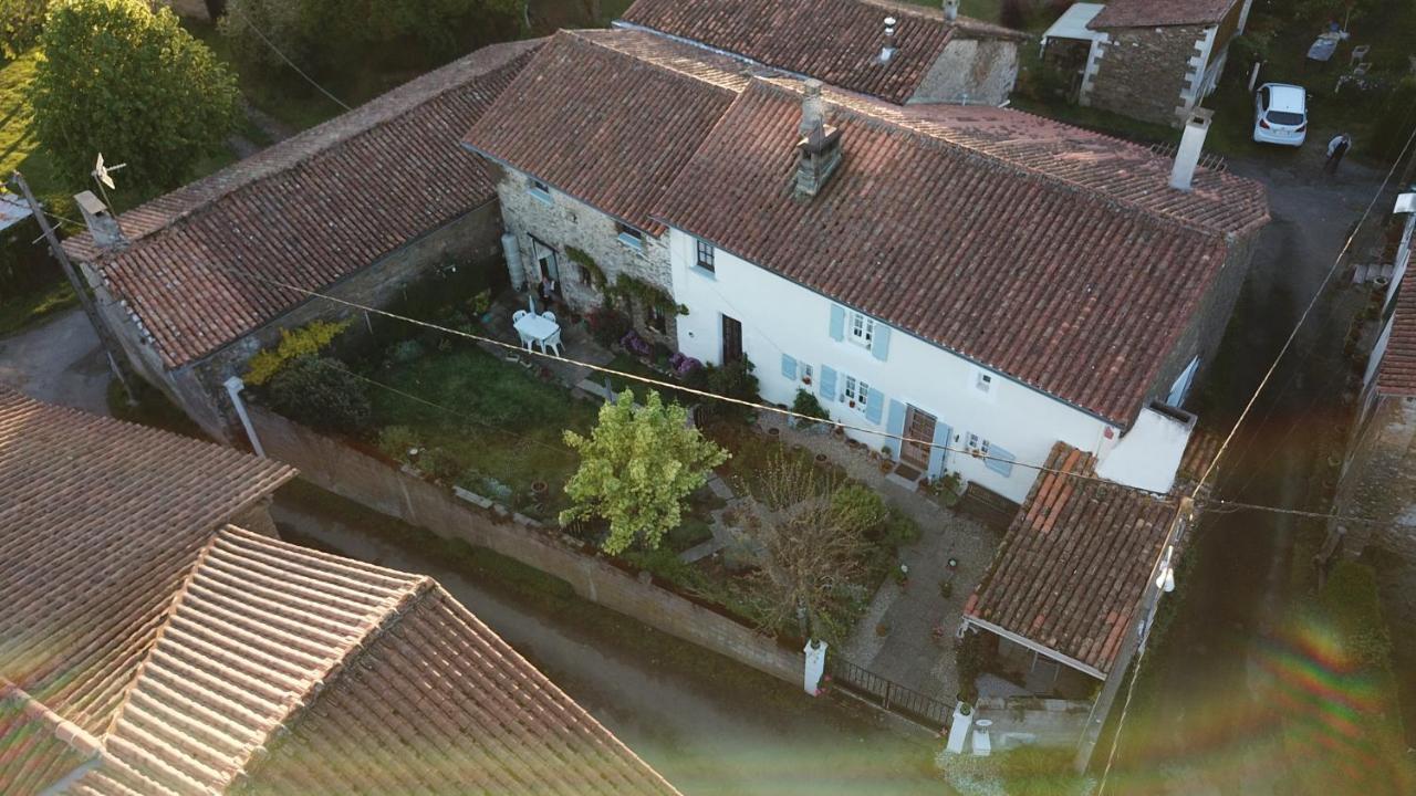 Montembœuf La Maison Des Fleurs מראה חיצוני תמונה