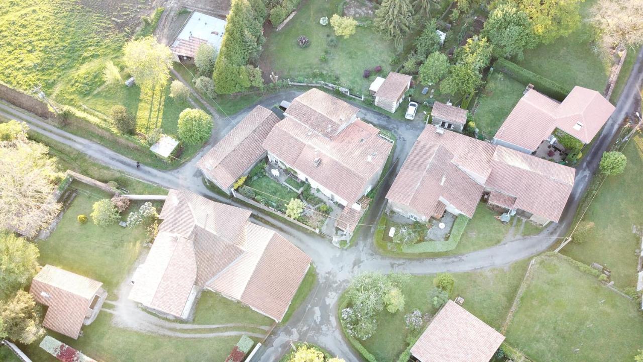 Montembœuf La Maison Des Fleurs מראה חיצוני תמונה